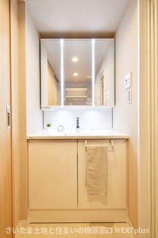 コスモ浦和ガーデンフォルムの独立洗面台|三面鏡付き洗面台は朝の寝癖直しも楽々。鏡裏には歯ブラシセットやスキンケアも収納できて魅力的です！下の収納にもドライヤーや入浴グッツ、洗剤のストックなど…様々なものが収納できる便利な設備です！