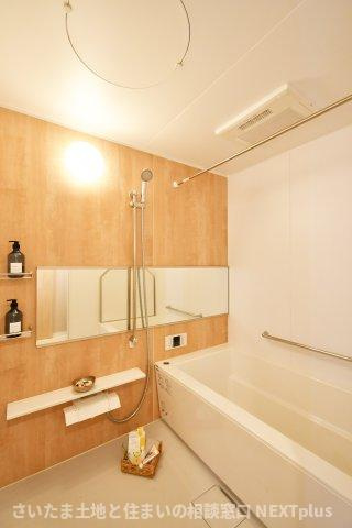 コスモ浦和ガーデンフォルムの浴室|シックで上品さを感じるバスルームはまるでホテルのような仕上がり。日常から解放できる癒しの空間となります。木目がアクセントになっております！新品ですのでご入居後から気持ちよく入浴頂けます。