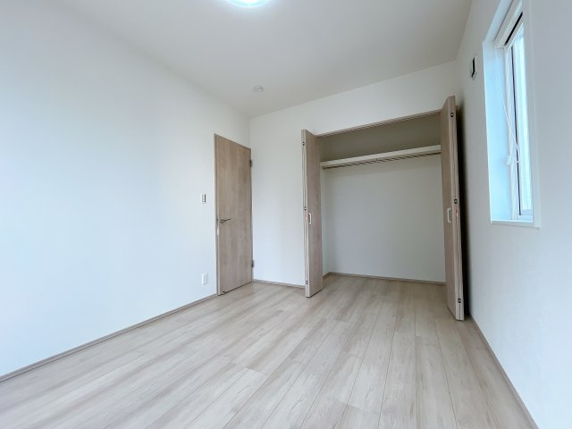 深谷市上柴町東3丁目　新築住宅の洋室