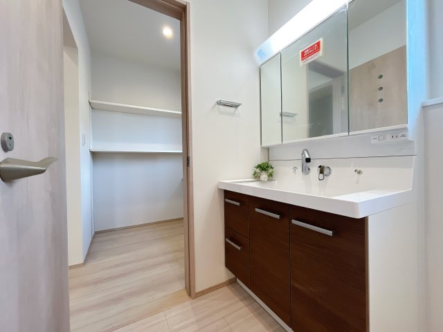 深谷市上柴町東3丁目　新築住宅の独立洗面台