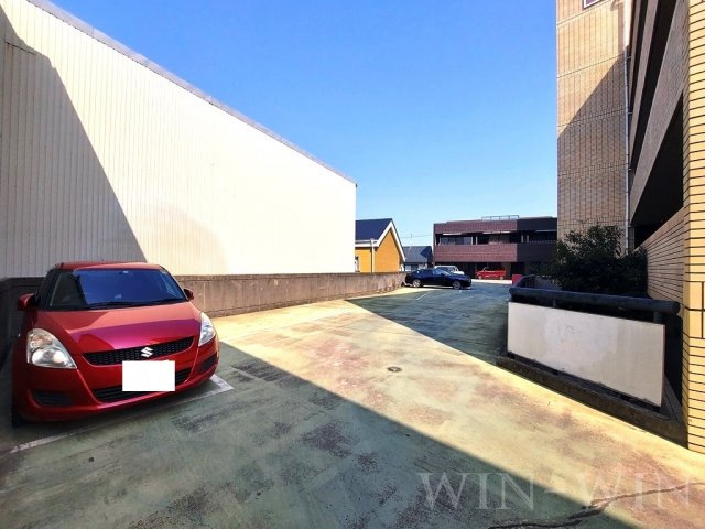 ユトリロつつじが丘 2の駐車場