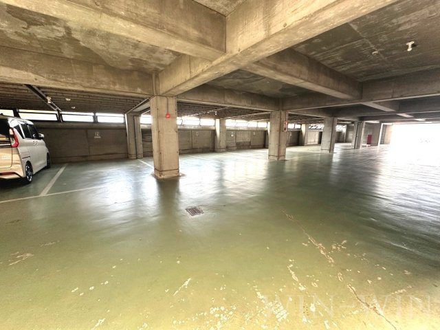 ユトリロつつじが丘 2の駐車場