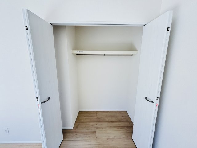 西区笠取町3期｜名古屋市の戸建ならホームアップの収納|ハンガーパイプ付き