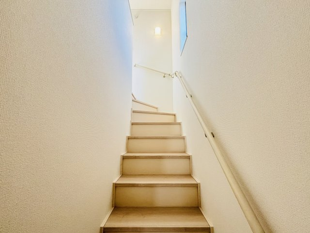 西区笠取町3期｜名古屋市の戸建ならホームアップの設備|【売主施工例】安心・安全の手すり付き階段