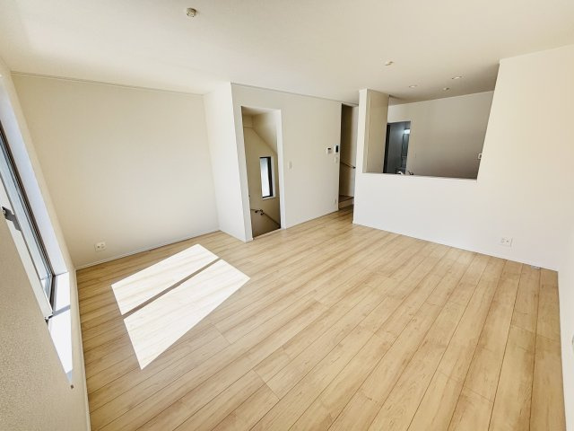 西区笠取町3期｜名古屋市の戸建ならホームアップの居間・リビング|南から陽射しが入り明るいリビング