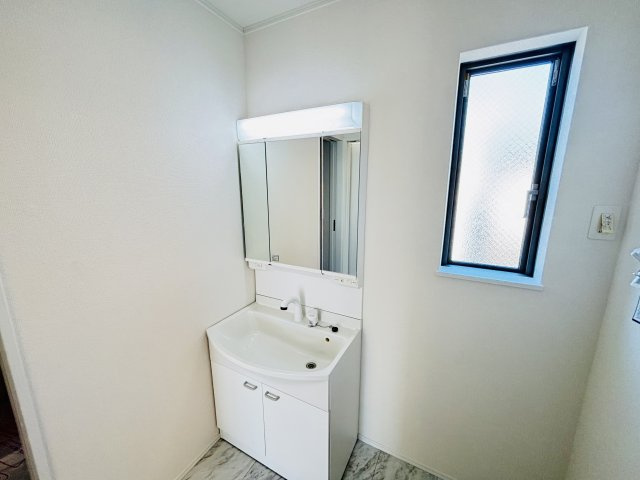 西区笠取町3期｜名古屋市の戸建ならホームアップの独立洗面台|三面鏡で朝の身支度に最適