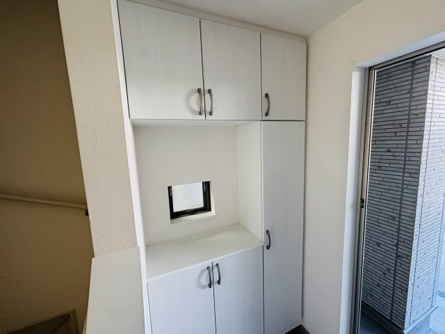 西区笠取町3期｜名古屋市の戸建ならホームアップの玄関|収納力あるシューズボックス付き