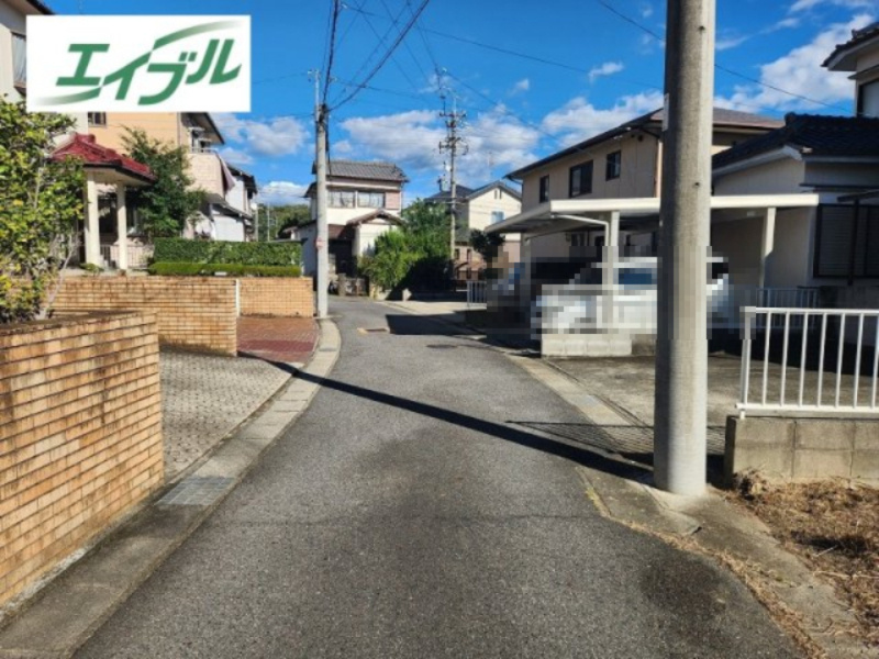 小牧市大字本庄　中古戸建の前面道路含む現地写真