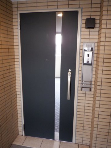 アクシルコート上野の玄関