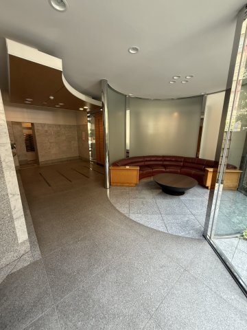 アクシルコート上野のエントランス