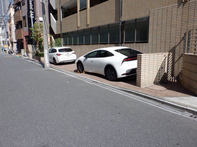 アクシルコート上野の駐車場