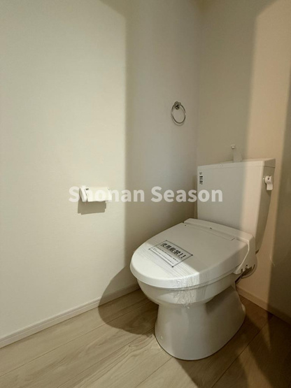 【トイレ】 | 朝など混雑しがちな時間帯も安心！１階２階各フロアに温水洗浄便座を搭載しています。