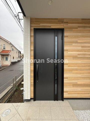 【玄関】 | 訪問者の確認やセールスにも柔軟に対応できる「モニター付きインターホン」！お子さまのお留守番もより一層安心感がありますね。