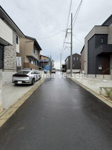 【前面道路含む現地写真】 | 保育園・小中学校・公園・スーパーも徒歩圏内で、暮らしやすい環境です。