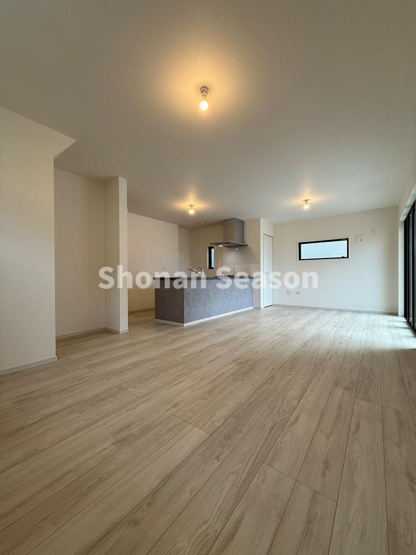 【居間・リビング】 | 陽光降り注ぐ３面採光のリビングルーム！ご家族が自然と集まる憩いの空間です。