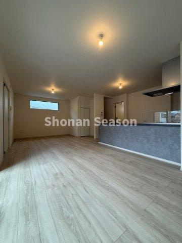 【居間・リビング】 | インテリアを配置してもゆとりのある１８帖のLDK◎対面キッチンからお料理を提供したり、動線も良好です。