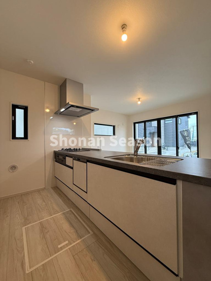 【キッチン】 | 広いシンクに作業台のシステムキッチンには、家事負担軽減に繋がる「食洗機」を搭載いたしました。