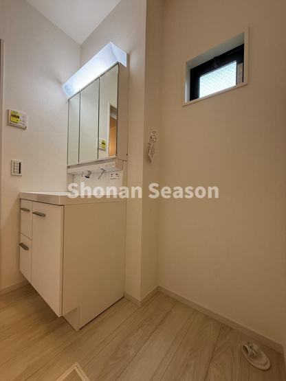 【独立洗面台】 | LDKからの動線良い洗面室◎お料理をしながら洗濯をしたり、家事効率もUPいたします。