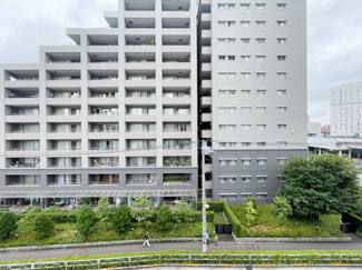 【展望】 | 眼前に広がる空の雄大さと、このお部屋の自慢の一つである「眺望」をご覧ください。毎日、この景色を独り占めできる新生活に夢が広がります。～即日のご見学可能～　お問合せはお気軽にどうぞ。
