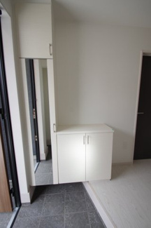 【収納】 | 【仲介手数料無料！！】稲城市坂浜4丁目　新築戸建て（全3棟）1号棟　5099万円 | 下駄箱には鏡が付いています。