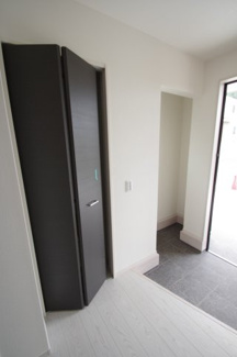 【玄関】 | 【仲介手数料無料！！】稲城市坂浜4丁目　新築戸建て（全3棟）1号棟　5099万円