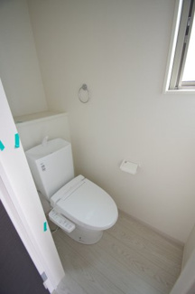 【トイレ】 | 【仲介手数料無料！！】稲城市坂浜4丁目　新築戸建て（全3棟）1号棟　5099万円 | 1階トイレ