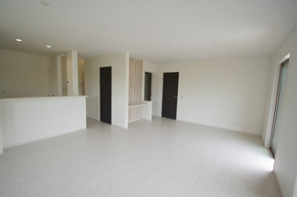 【居間・リビング】 | 【仲介手数料無料！！】稲城市坂浜4丁目　新築戸建て（全3棟）1号棟　5099万円 | LDK20.3帖