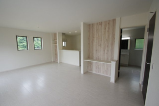 【居間・リビング】 | 【仲介手数料無料！！】稲城市坂浜4丁目　新築戸建て（全3棟）1号棟　5099万円 | リビングは横に長いので日当たりが良く開放感があります。