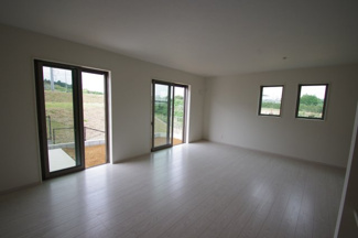 【居間・リビング】 | 【仲介手数料無料！！】稲城市坂浜4丁目　新築戸建て（全3棟）1号棟　5099万円