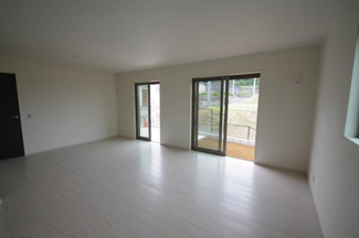 【居間・リビング】 | 【仲介手数料無料！！】稲城市坂浜4丁目　新築戸建て（全3棟）1号棟　5099万円