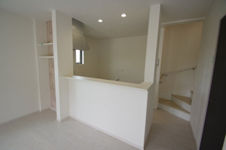 【キッチン】 | 【仲介手数料無料！！】稲城市坂浜4丁目　新築戸建て（全3棟）1号棟　5099万円 | ダイニング側の横にも収納があります。