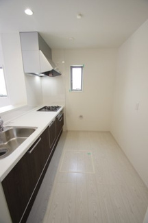 【キッチン】 | 【仲介手数料無料！！】稲城市坂浜4丁目　新築戸建て（全3棟）1号棟　5099万円 | 人造大理石トップ、ビルトイン食洗機、浄水器付き水栓