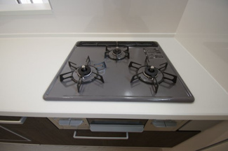 【キッチン】 | 【仲介手数料無料！！】稲城市坂浜4丁目　新築戸建て（全3棟）1号棟　5099万円 | 3口コンロ