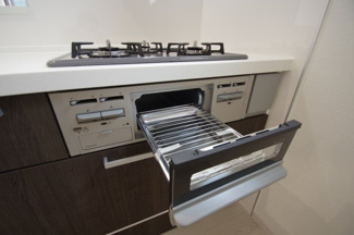 【キッチン】 | 【仲介手数料無料！！】稲城市坂浜4丁目　新築戸建て（全3棟）1号棟　5099万円 | グリル