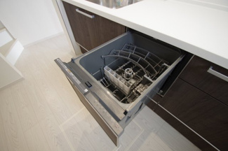 【キッチン】 | 【仲介手数料無料！！】稲城市坂浜4丁目　新築戸建て（全3棟）1号棟　5099万円 | ビルトイン食洗機