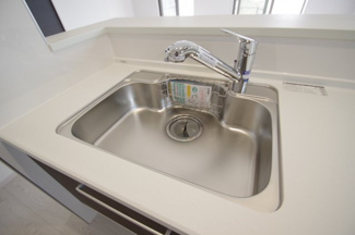 【キッチン】 | 【仲介手数料無料！！】稲城市坂浜4丁目　新築戸建て（全3棟）1号棟　5099万円 | 浄水器付き水栓