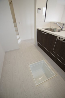 【キッチン】 | 【仲介手数料無料！！】稲城市坂浜4丁目　新築戸建て（全3棟）1号棟　5099万円 | 床下収納兼点検口