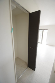 【収納】 | 【仲介手数料無料！！】稲城市坂浜4丁目　新築戸建て（全3棟）1号棟　5099万円 | キッチン横の収納0.5帖