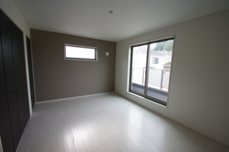 【寝室】 | 【仲介手数料無料！！】稲城市坂浜4丁目　新築戸建て（全3棟）1号棟　5099万円 | 2階主寝室8.7帖