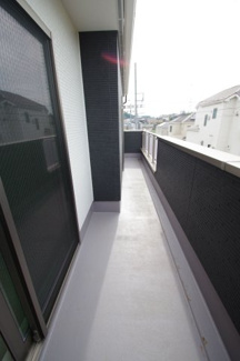 【バルコニー】 | 【仲介手数料無料！！】稲城市坂浜4丁目　新築戸建て（全3棟）1号棟　5099万円 | 南面ワイドバルコニー