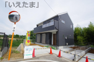 【外観】 | 【仲介手数料無料！！】稲城市坂浜4丁目　新築戸建て（全3棟）1号棟　5099万円 | 車庫は2台駐車可能。庭部分も利用すれば増車可能。