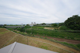 【展望】 | 【仲介手数料無料！！】稲城市坂浜4丁目　新築戸建て（全3棟）1号棟　5099万円 | 南西側に見えるのは京王相模原線になります。