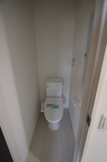 【トイレ】 | 【仲介手数料無料！！】稲城市坂浜4丁目　新築戸建て（全3棟）1号棟　5099万円 | 2階トイレ