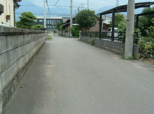 下泉町1丁目　売土地の前面道路含む現地写真