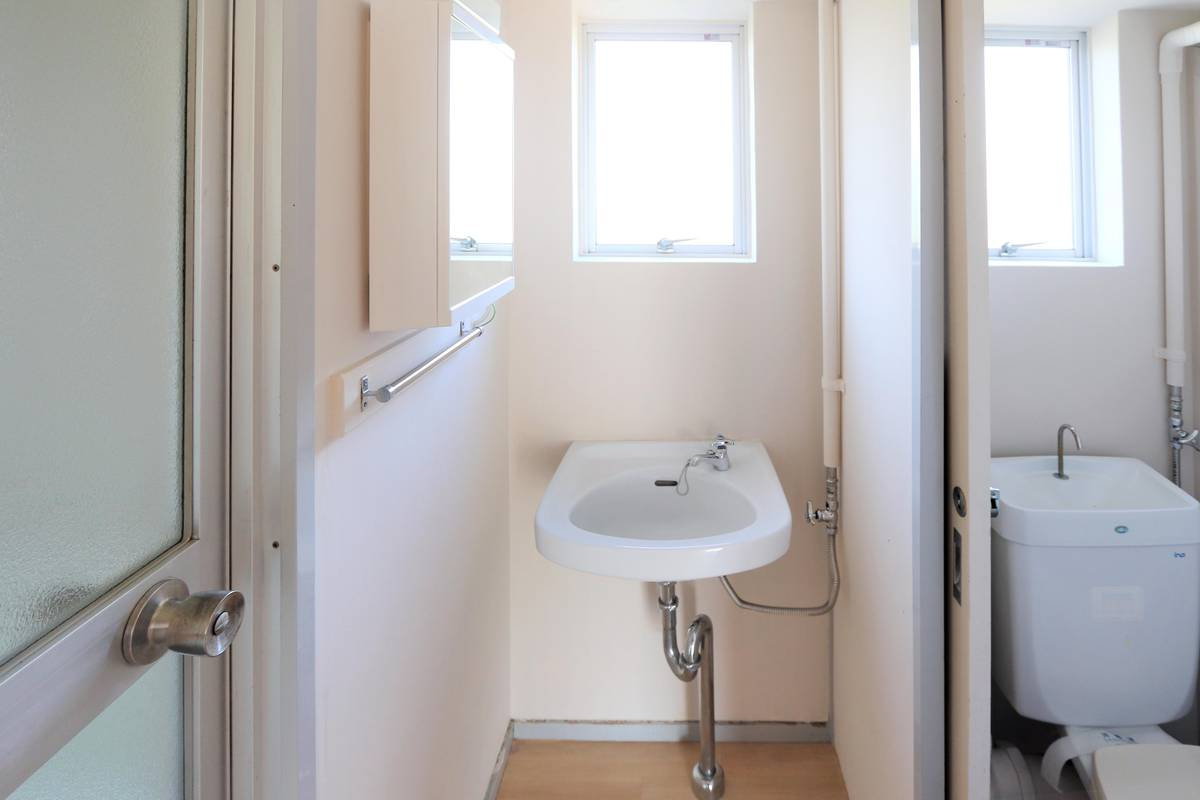 ビレッジハウス大牟田【キャッシュバック対象物件】の洗面所|朝の支度にも助かる、独立の洗髪洗面化粧台