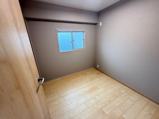 【洋室】 | メゾンローズ塚口 | 洋室4.5帖です♪真ん中のお部屋ですが、窓も有り、明るい室内です！！