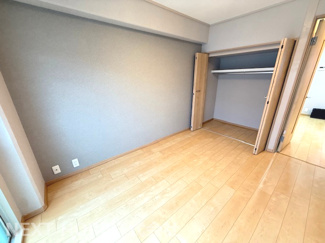 【収納】 | メゾンローズ塚口 | バルコニーに面した洋室６帖のクローゼットです♪バルコニーから取り込んだお洗濯物もすぐにクローゼットへ収納できますね(^^)