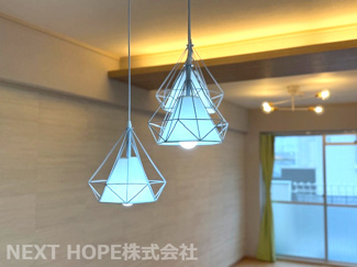 【その他】 | メゾンローズ塚口 | リビングにはお洒落な照明が設置されております♪