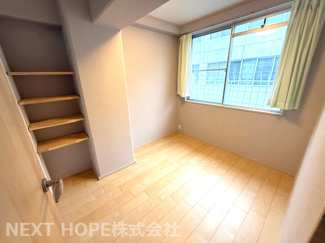 【洋室】 | メゾンローズ塚口 | 玄関横の洋室4.2帖です♪壁面には収納棚が設けられております！室内はリフォーム済みです！！お待たせ無しで即ご入居していただけます！！