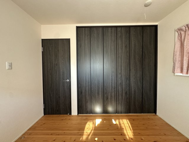 【No.7391】賀露町西/4LDK/LDK31帖♪/太陽光発電システムの洋室